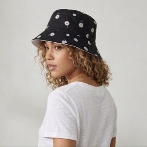 NWOT  Alice + Olivia Daisy Bucket Hat - Black & White/White Reversible